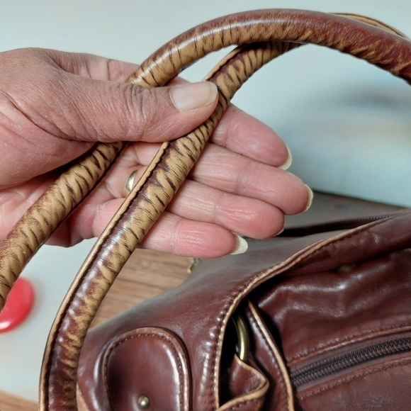 Bentley Leathers "Cargo" Shoulder Bag - Picture 5 of 16